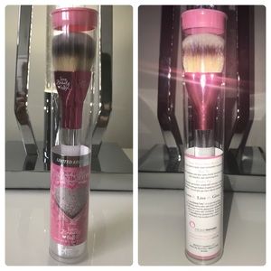 💖IT Cosmetics Love is the Foundation Brush💖